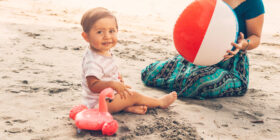 Top 5 des accessoires incontournables pour une journée à la plage avec bébé